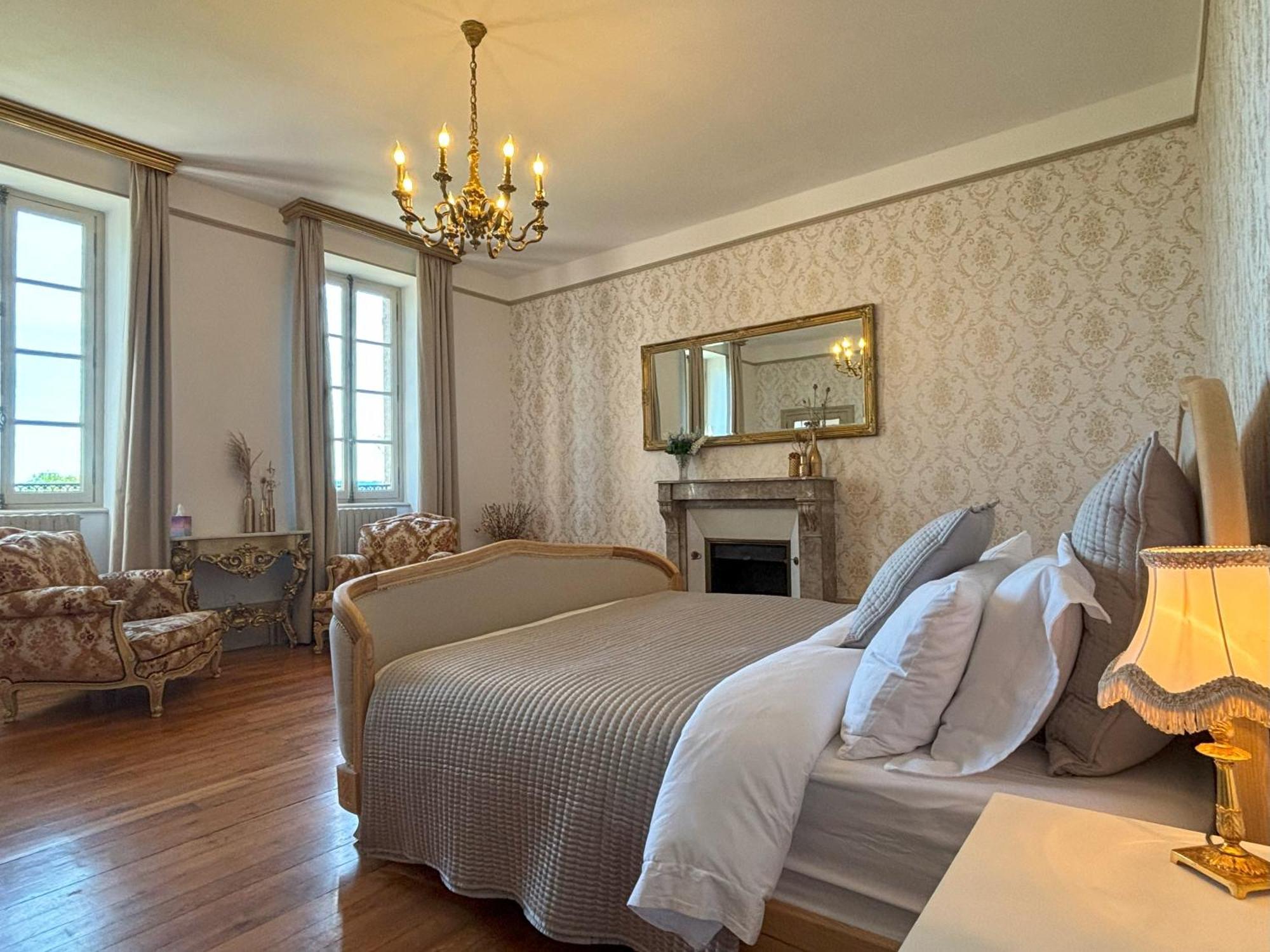 Chateau De Bruges Lapeyrouse Buitenkant foto